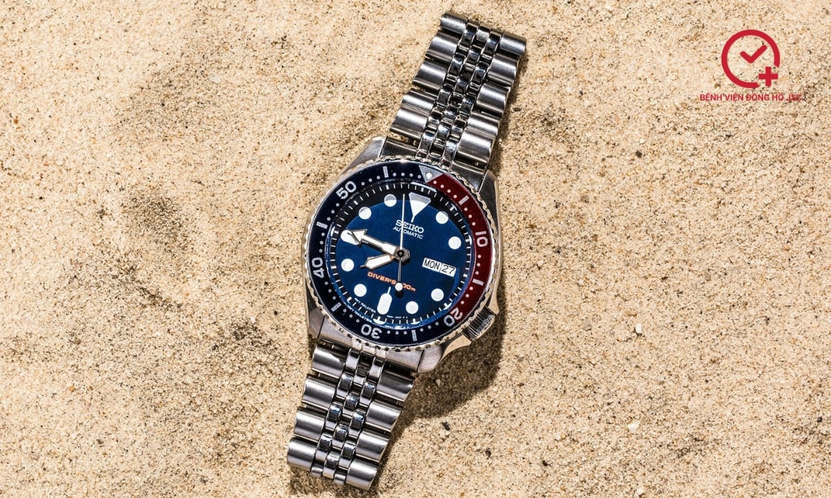 Không nên đeo đồng hồ khi tắm biển để tránh hư hại
