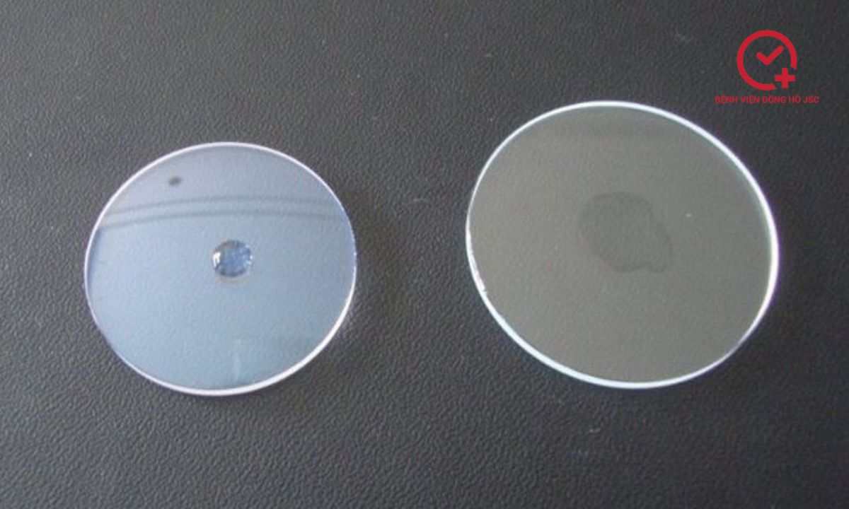 Nhỏ nước lên bề mặt để phân biệt kính sapphire với kính cứng