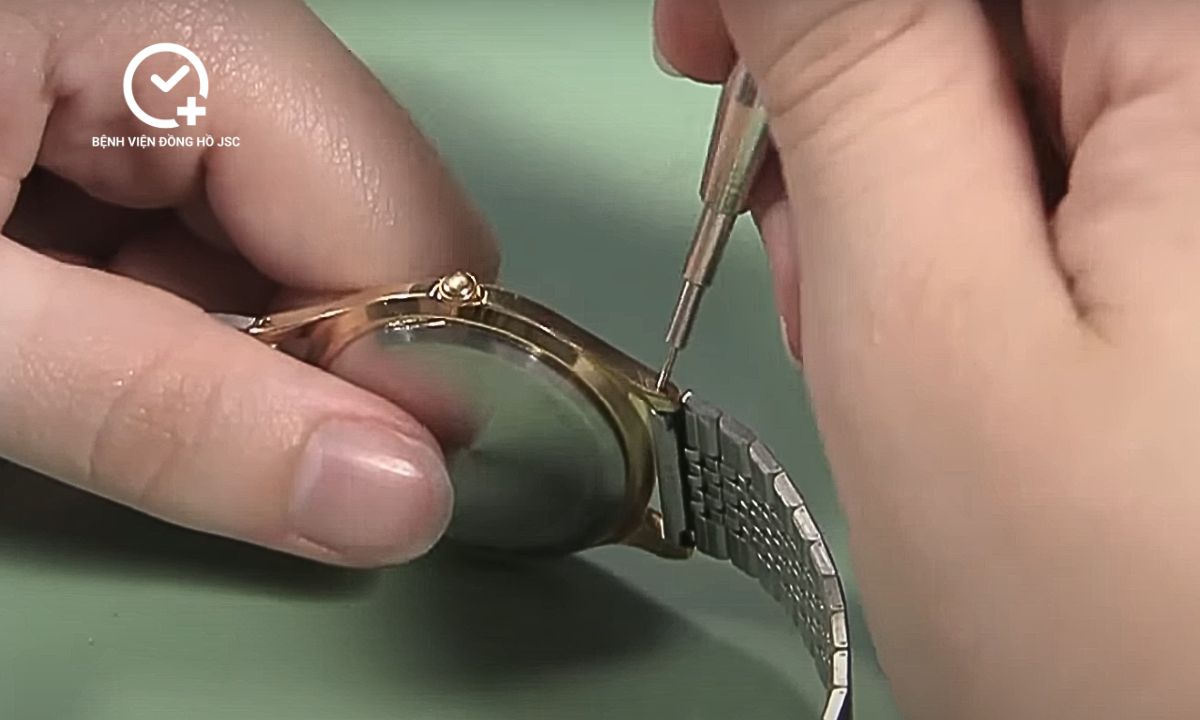 cách thay dây đồng hồ mang tai có lỗ bước 1