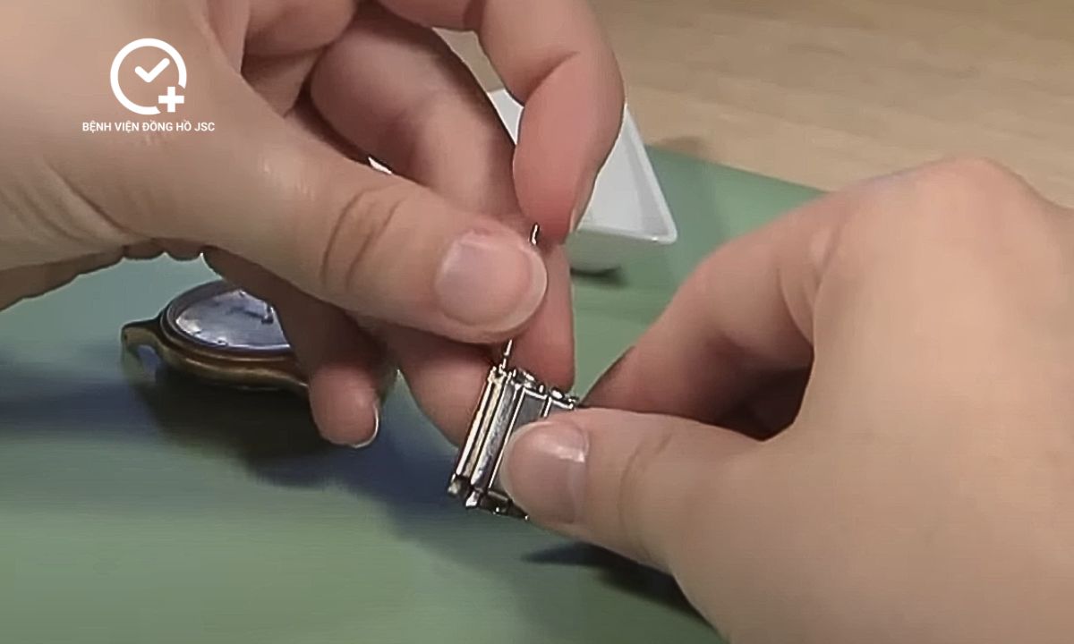 cách tháo dây đồng hồ kim loại mang tai có lỗ