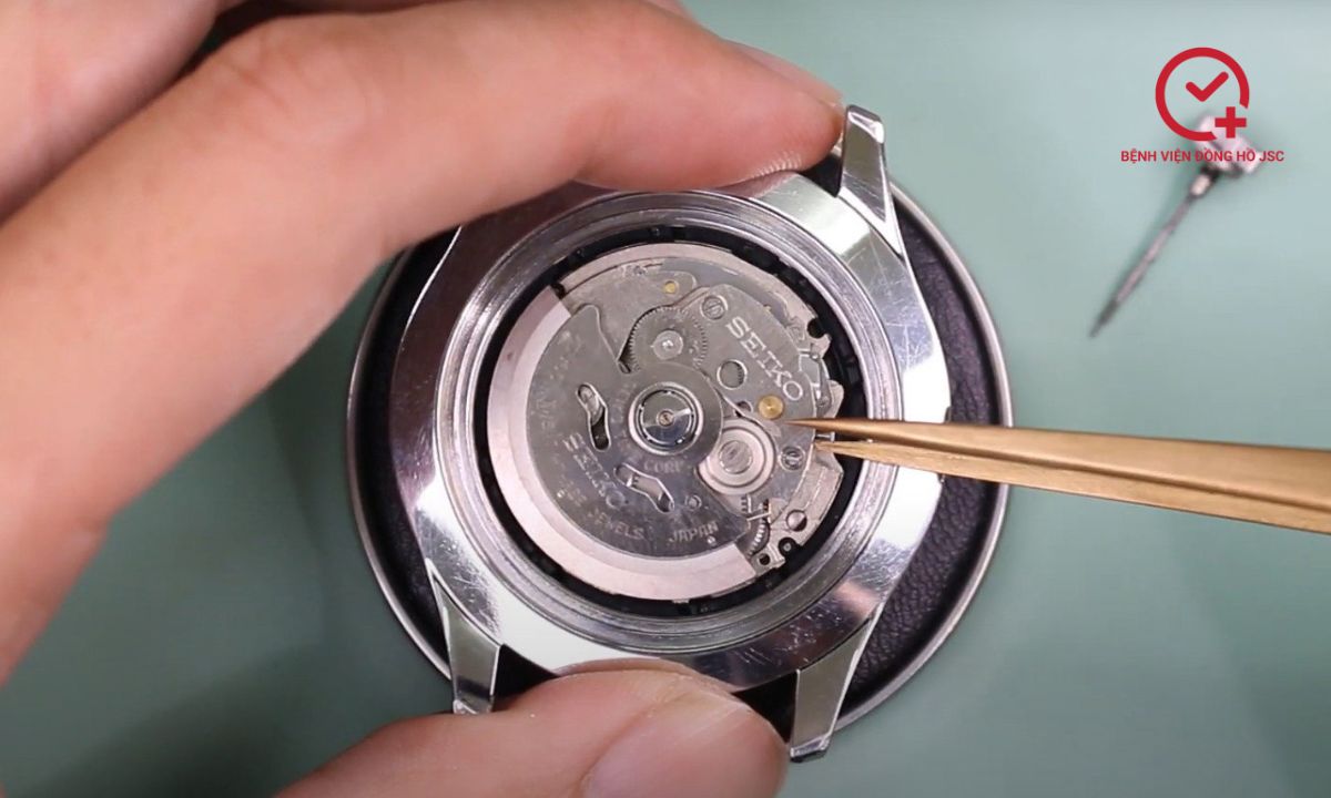Tháo máy đồng hồ trước khi thực hiện tháo kim đồng 