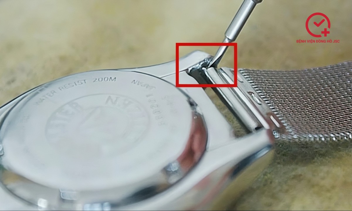 Cách mở chốt nối đồng hồ bằng kim loại