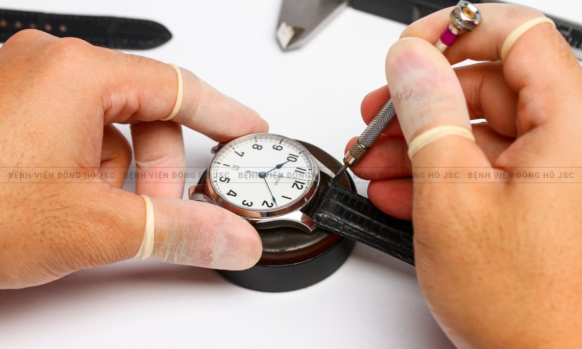 Cách tháo dây đeo đồng hồ bằng dây 