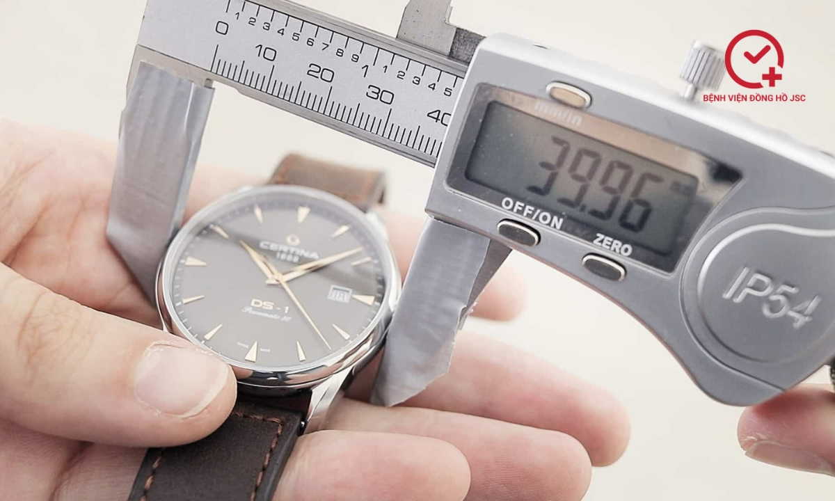 kích cỡ mặt số là một trong những yếu tố quyết định cách đeo đồng hồ nam sao cho