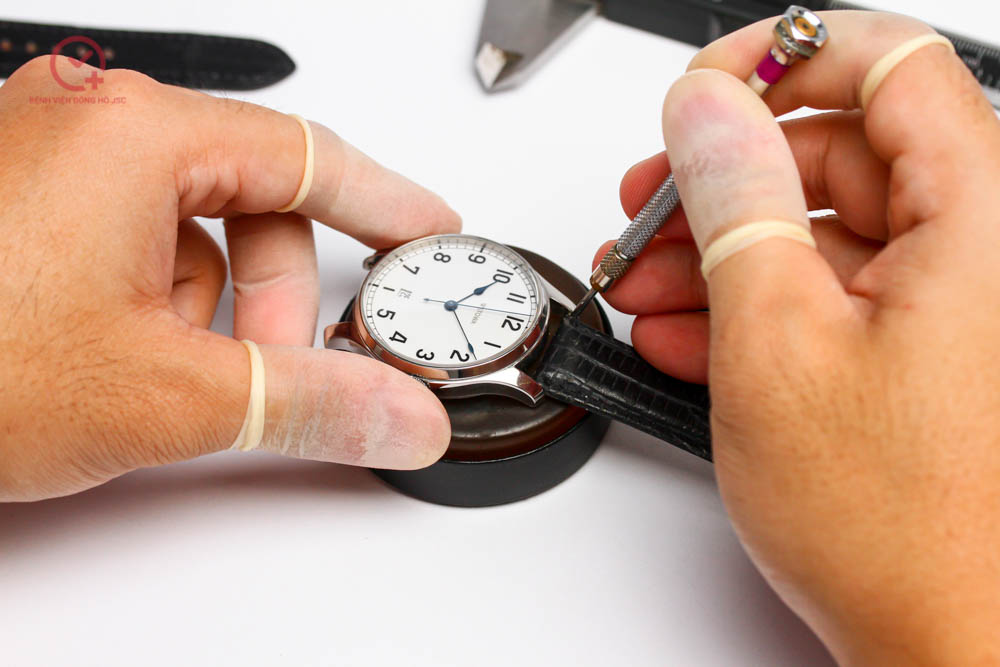 Tháo dây đồng hồ bằng dụng cụ chuyên dụng tránh xước