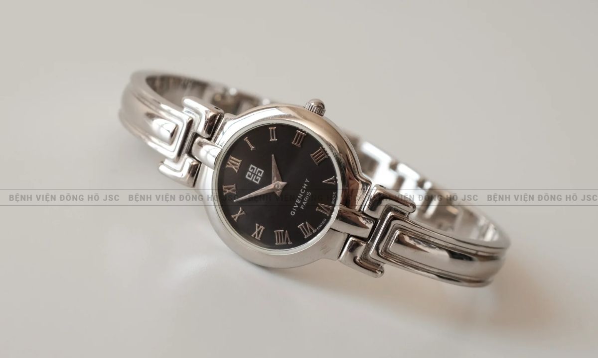 Đồng hồ Givenchy của nước nào